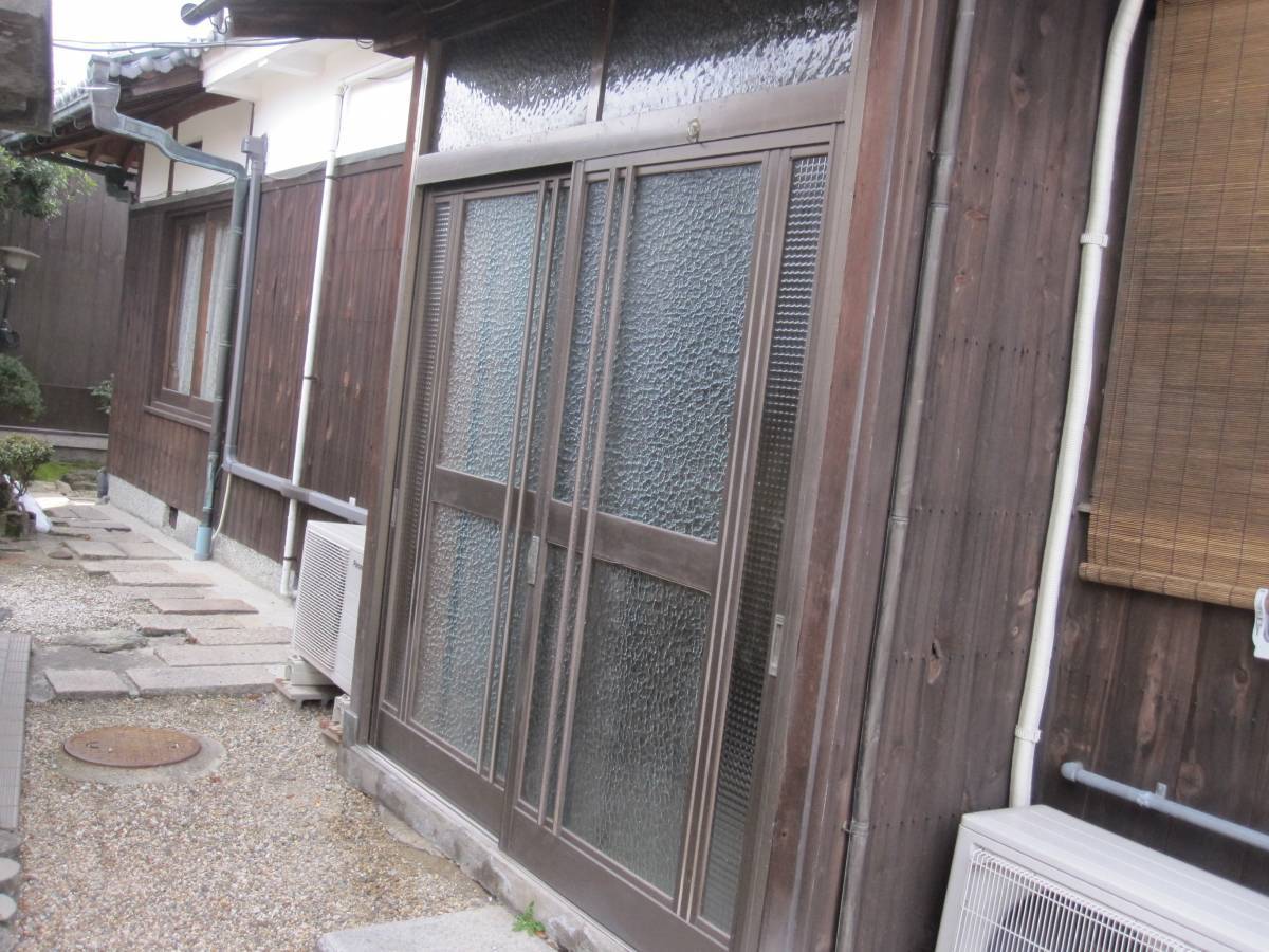 村島硝子商事のリクシル１Dayリフォーム　リシェント玄関引き戸の施工前の写真1
