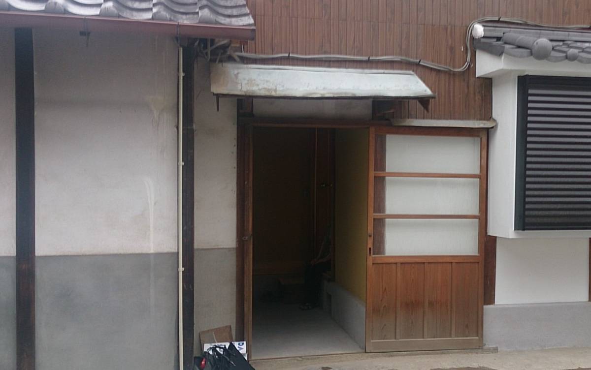村島硝子商事のリクシル１Day　リフォーム　リシェント玄関引き戸取り換え工事の施工前の写真1