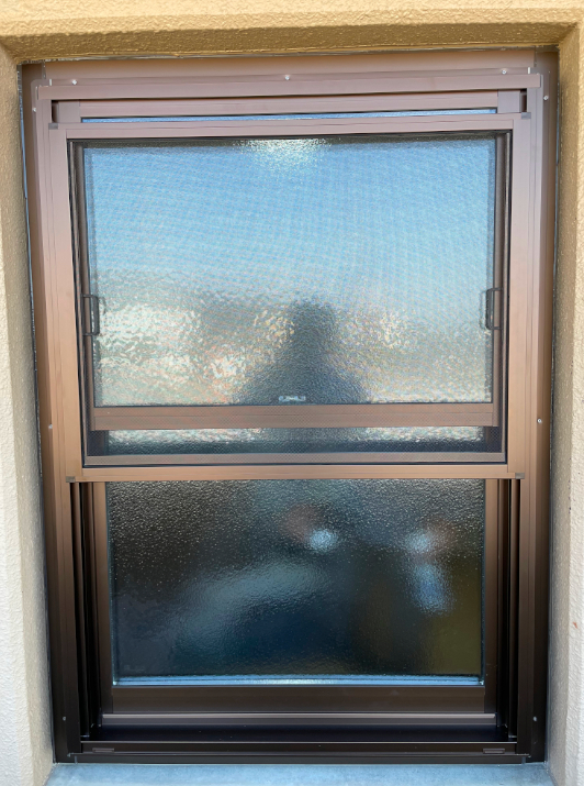 スリースターのルーバー窓→上げ下げ窓への取替（カバー工法）の施工後の写真1