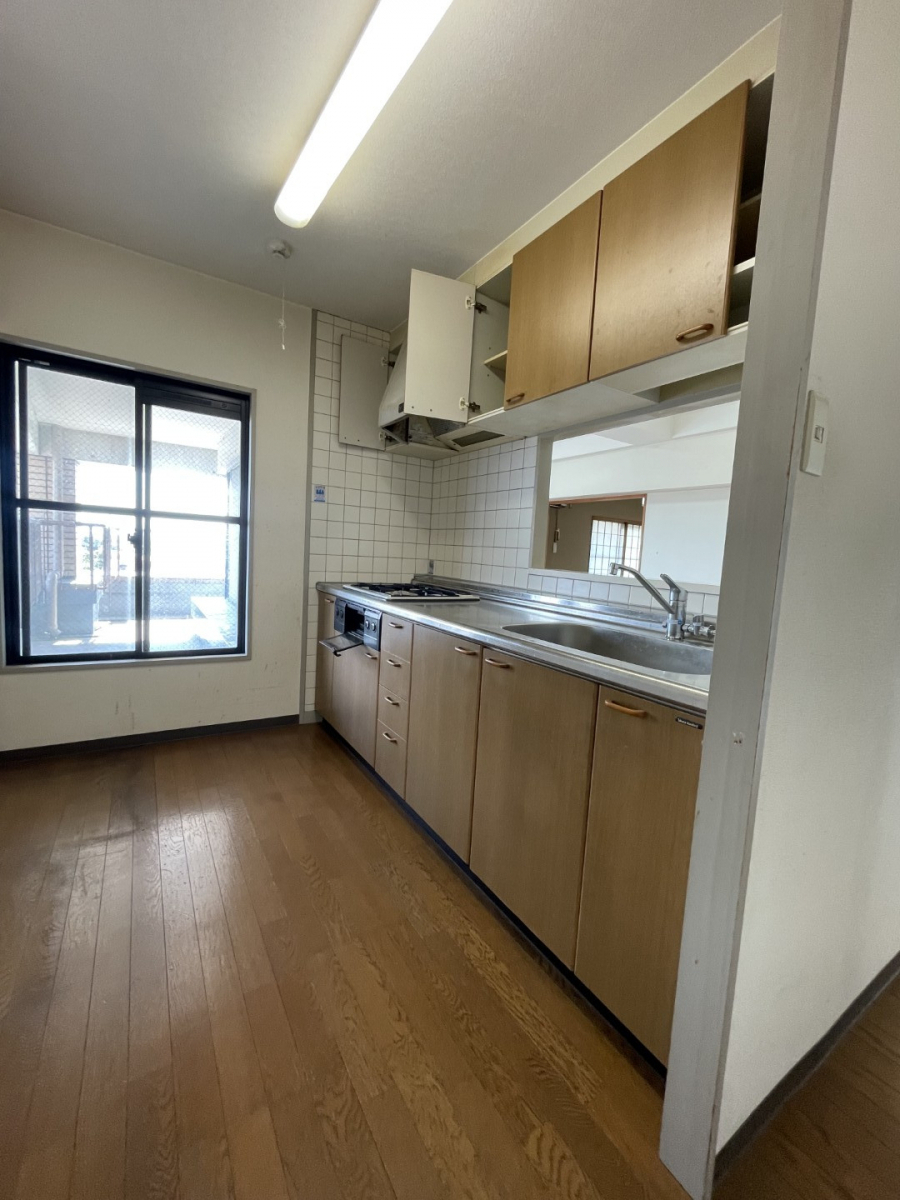 スリースターの京都市右京区：マンション全面リノベーション！開口断熱＆おしゃれな水廻りと内装で資産価値アップ！の施工前の写真1