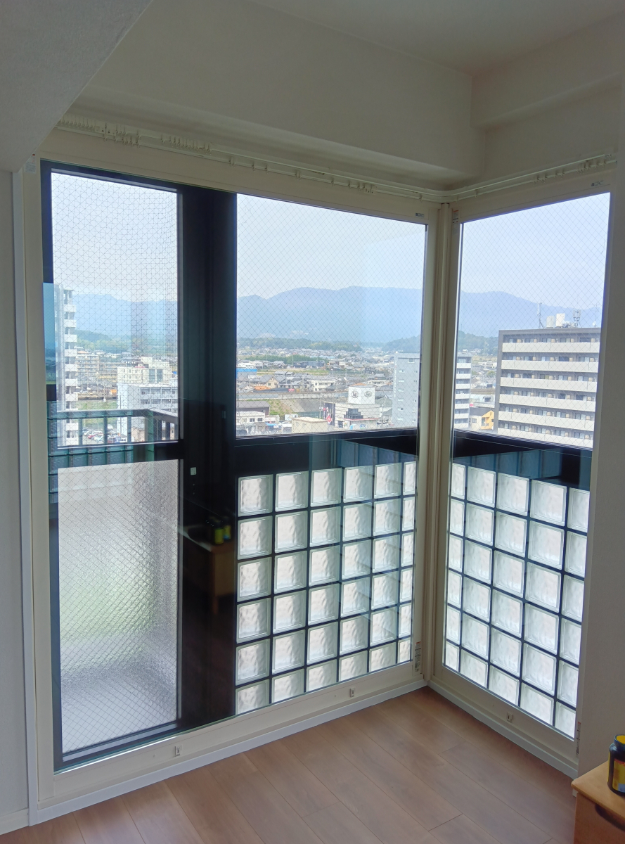 スリースターの大津市M様　マンション９階から琵琶湖と比良山系を望むコーナー窓への内窓工事の施工後の写真1