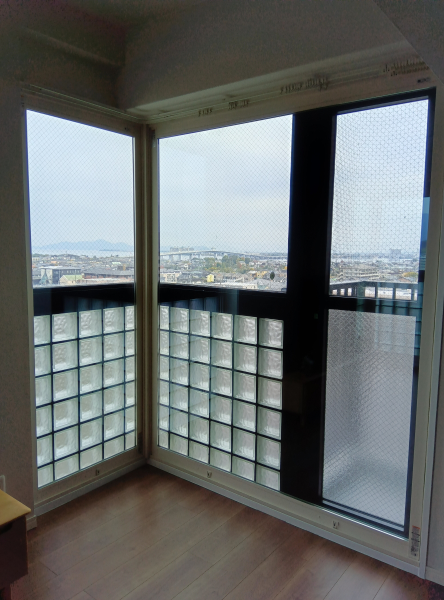スリースターの大津市M様　マンション９階から琵琶湖と比良山系を望むコーナー窓への内窓工事の施工後の写真2