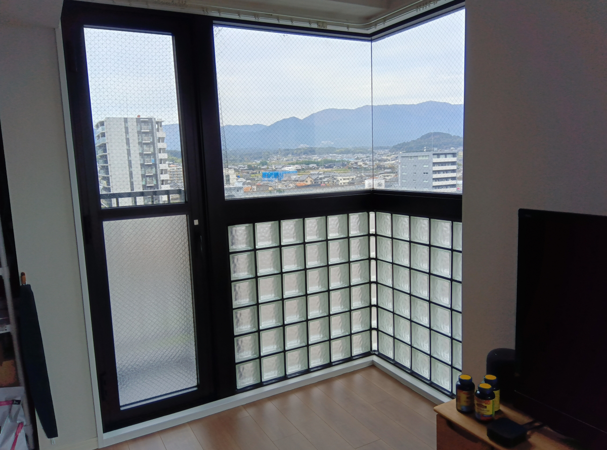 スリースターの大津市M様　マンション９階から琵琶湖と比良山系を望むコーナー窓への内窓工事の施工前の写真1