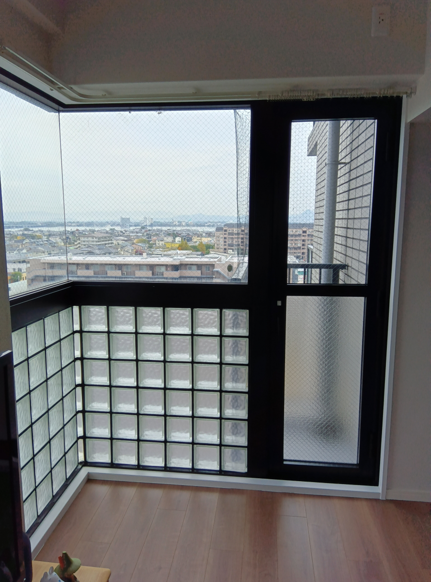 スリースターの大津市M様　マンション９階から琵琶湖と比良山系を望むコーナー窓への内窓工事の施工前の写真2
