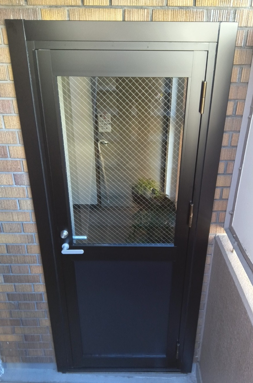 スリースターの京都市下京区K様邸　スチールドアをアルミドアへ交換（カバー工法）の施工後の写真1