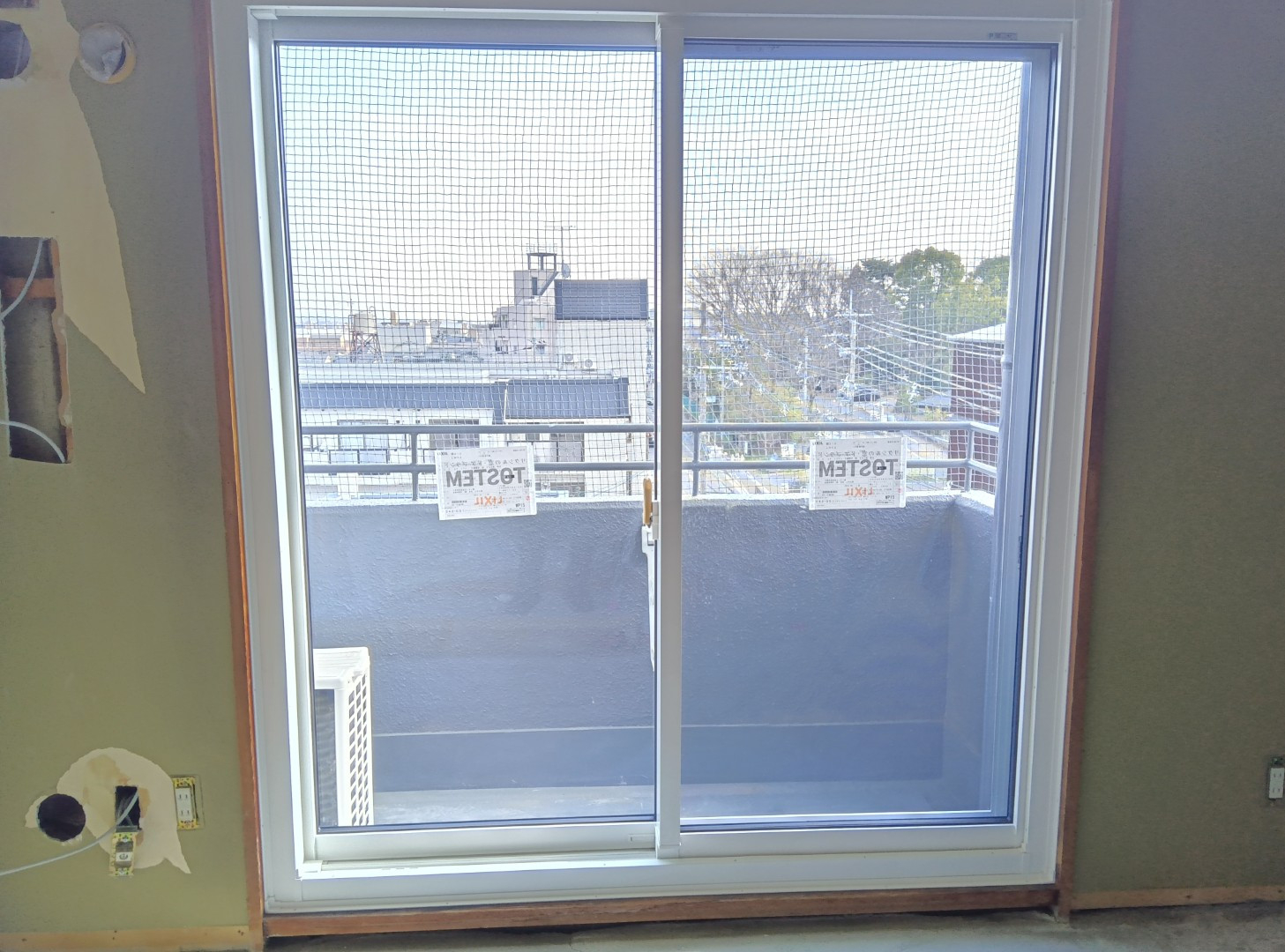 スリースターの京都市北区：賃貸マンション改装に伴うサッシ交換工事（サッシカバー工法）の施工後の写真1
