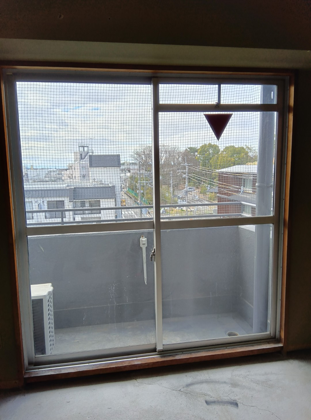 スリースターの京都市北区：賃貸マンション改装に伴うサッシ交換工事（サッシカバー工法）の施工前の写真1