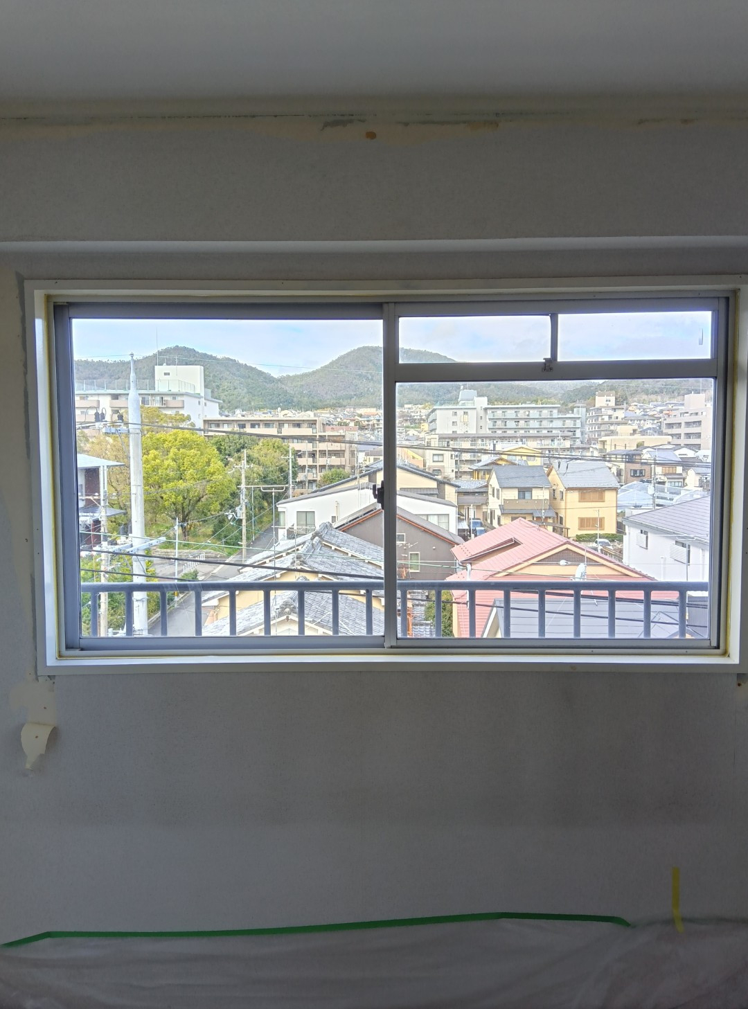 スリースターの京都市北区：賃貸マンション改装に伴うサッシ交換工事（サッシカバー工法）の施工前の写真2