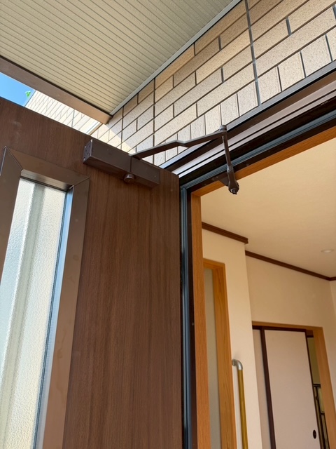 マルマン窓建工房のドアクローザー油漏れ補修😊の施工事例詳細写真1