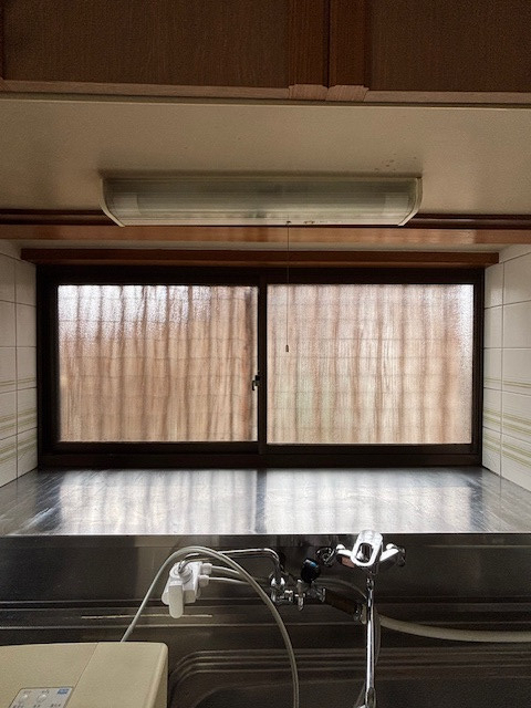 マルマン窓建工房のキッチン窓にインプラス😊の施工前の写真1