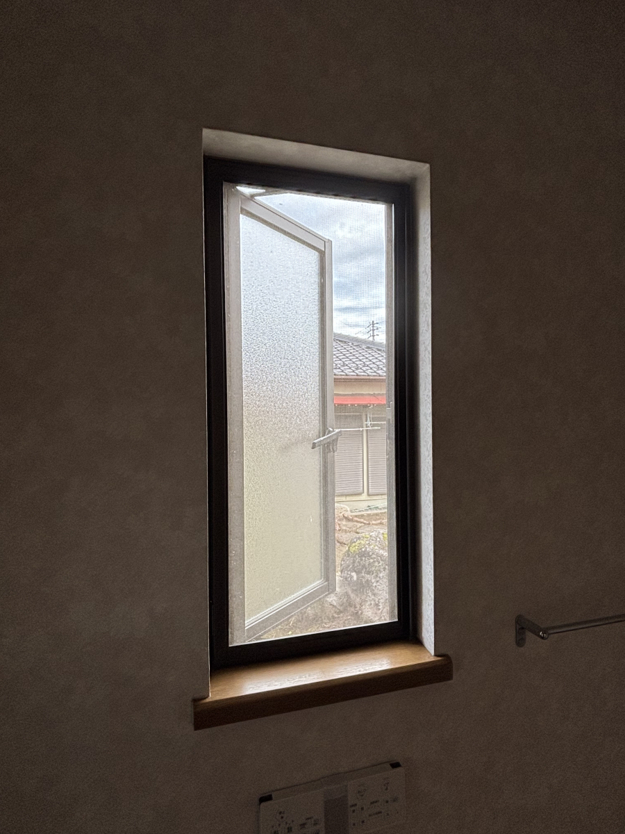 マルマン窓建工房のトイレの窓に断熱リフォーム✨の施工前の写真1