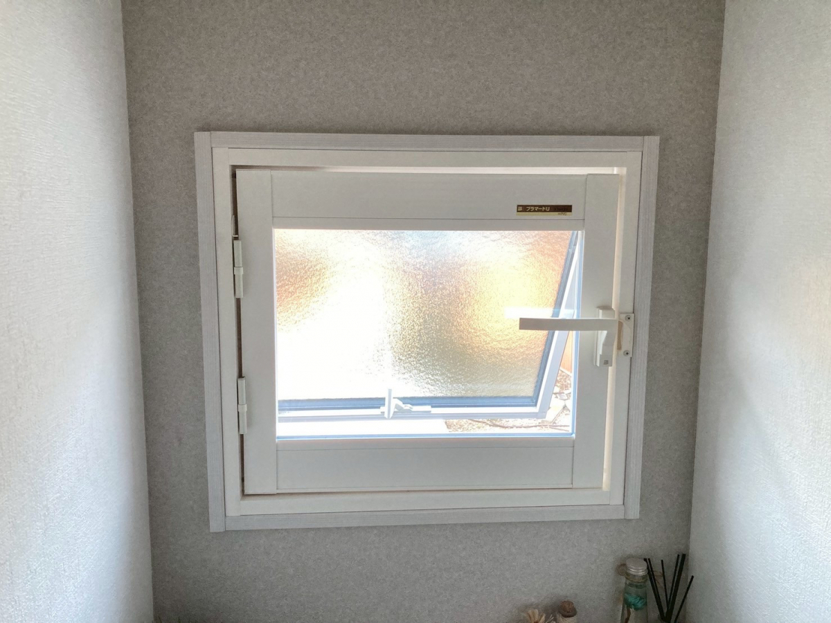 マルマン窓建工房のトイレの窓にインプラス施工😊の施工後の写真1