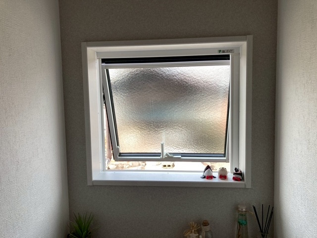 マルマン窓建工房のトイレの窓にインプラス施工😊の施工前の写真1