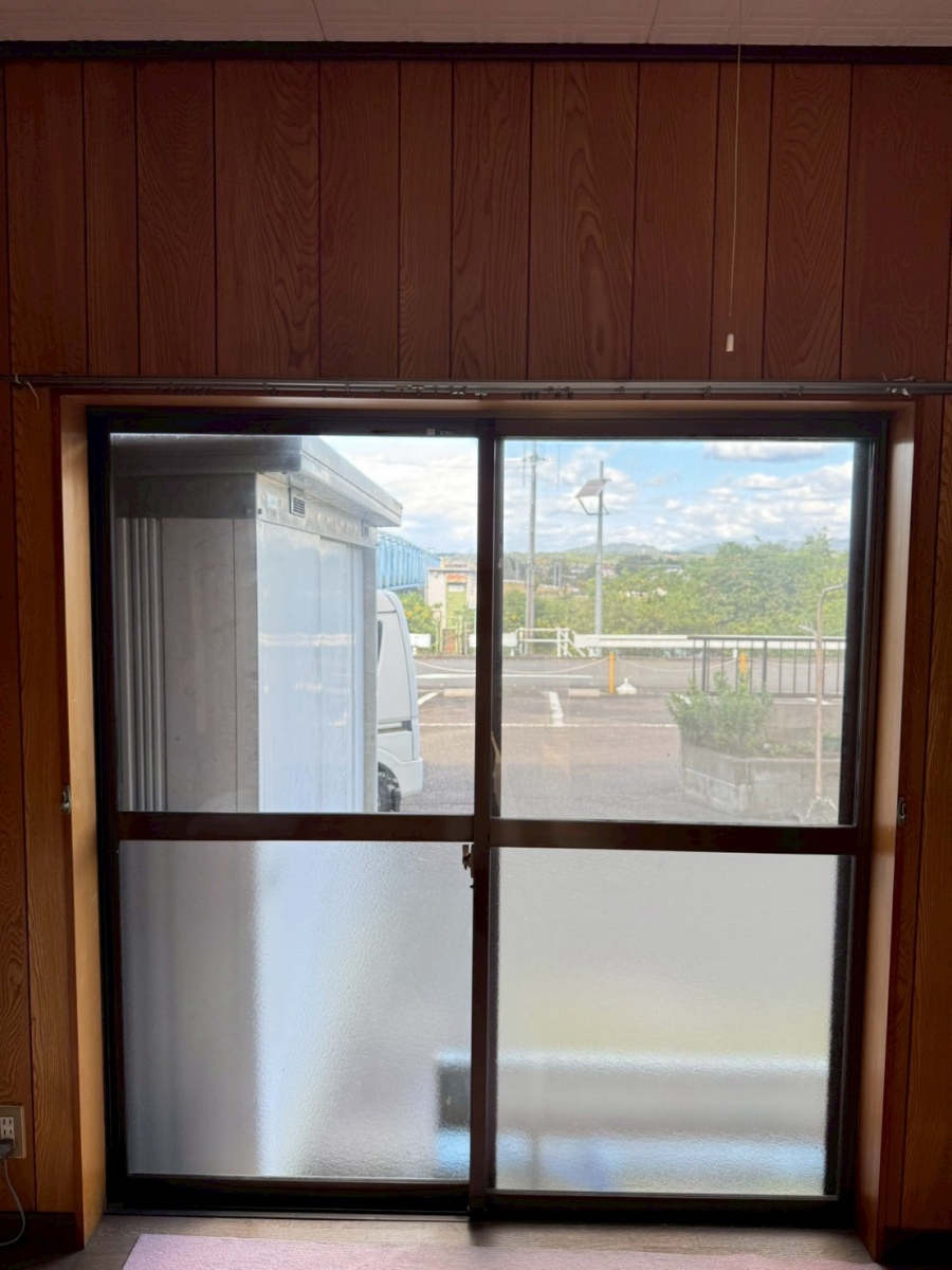 マルマン窓建工房のリビング窓に内窓施工✨の施工前の写真1