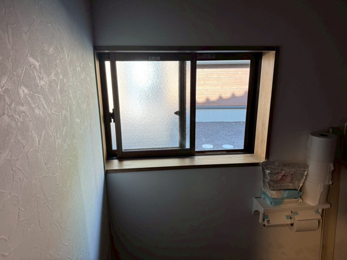 マルマン窓建工房のトイレの小窓に内窓施工😊の施工前の写真1