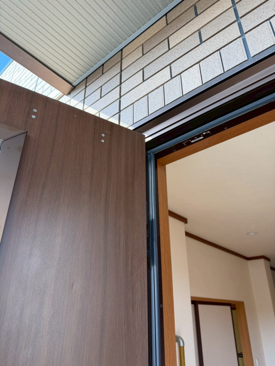 マルマン窓建工房のドアクローザー油漏れ補修😊の施工前の写真1