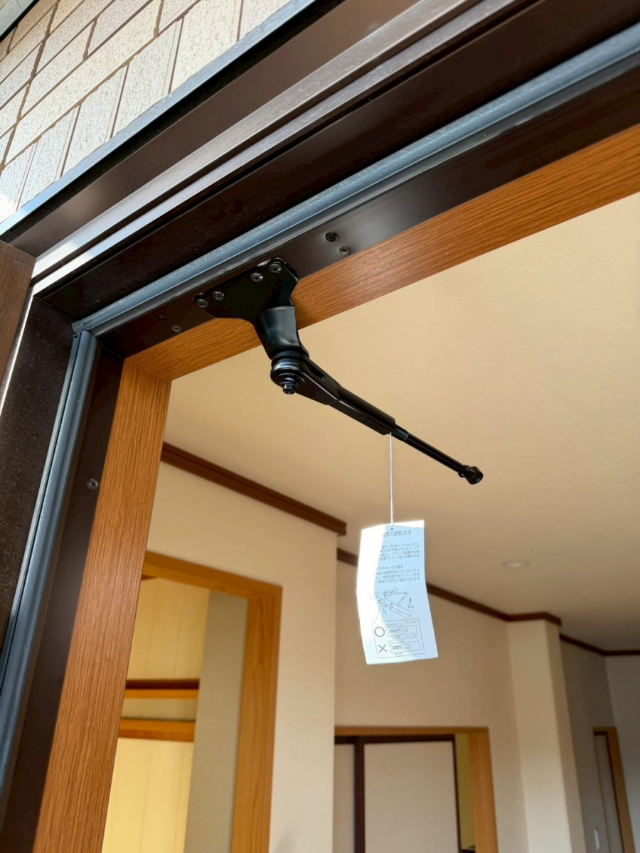 マルマン窓建工房のドアクローザー油漏れ補修😊の施工前の写真2