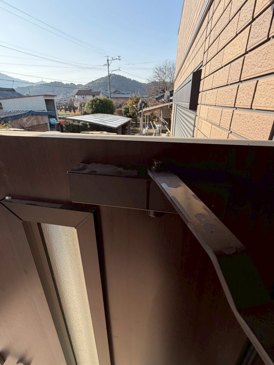 マルマン窓建工房のドアクローザー油漏れ補修😊の施工前の写真3