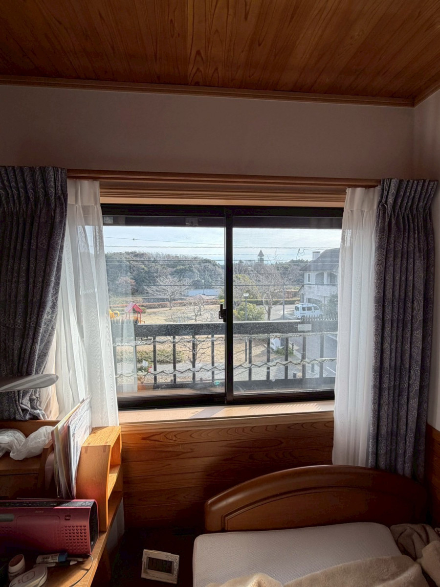 マルマン窓建工房の寝室の窓にインプラス施工😊の施工前の写真1