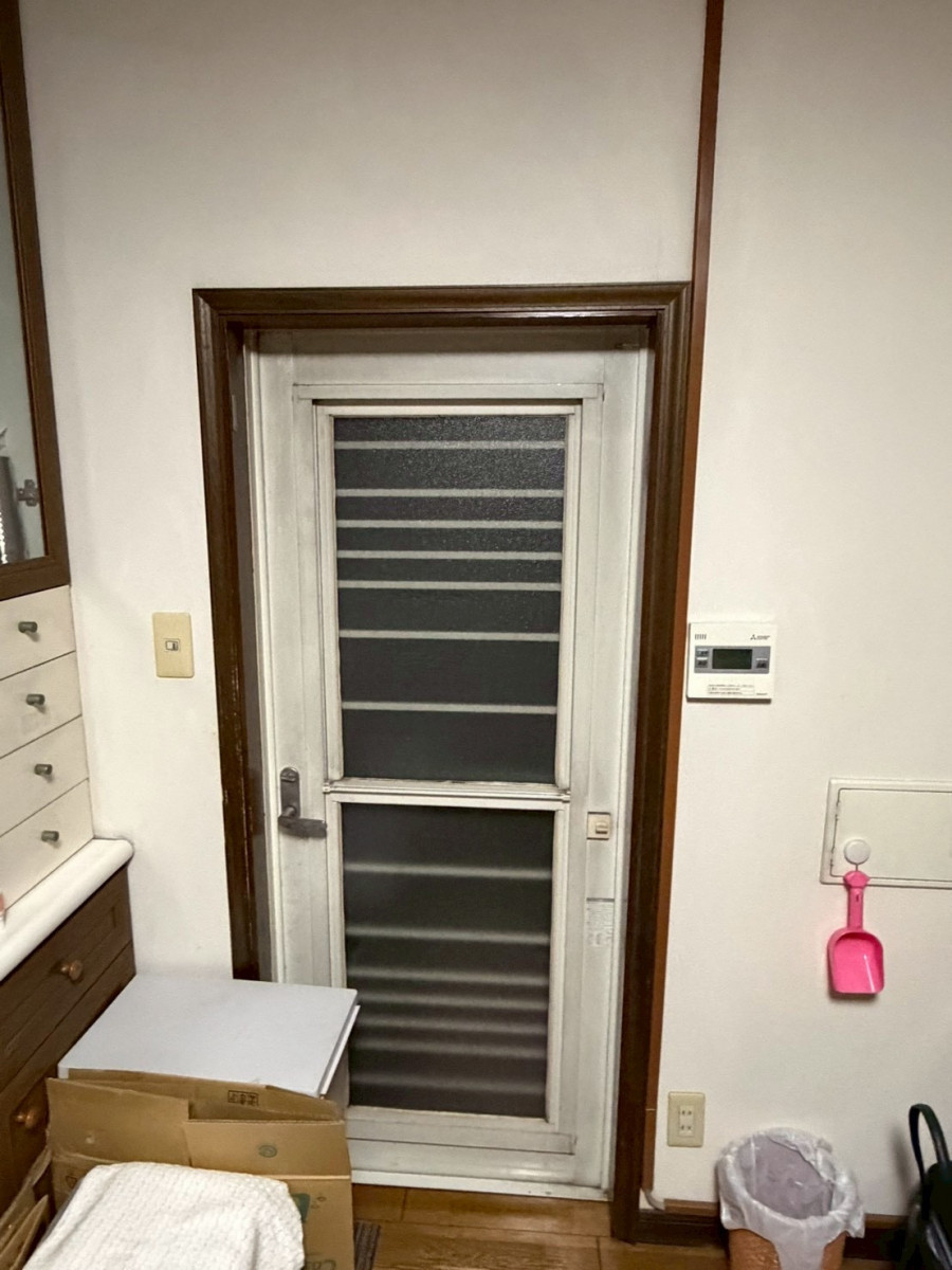 マルマン窓建工房の勝手口に内窓施工😊の施工前の写真1
