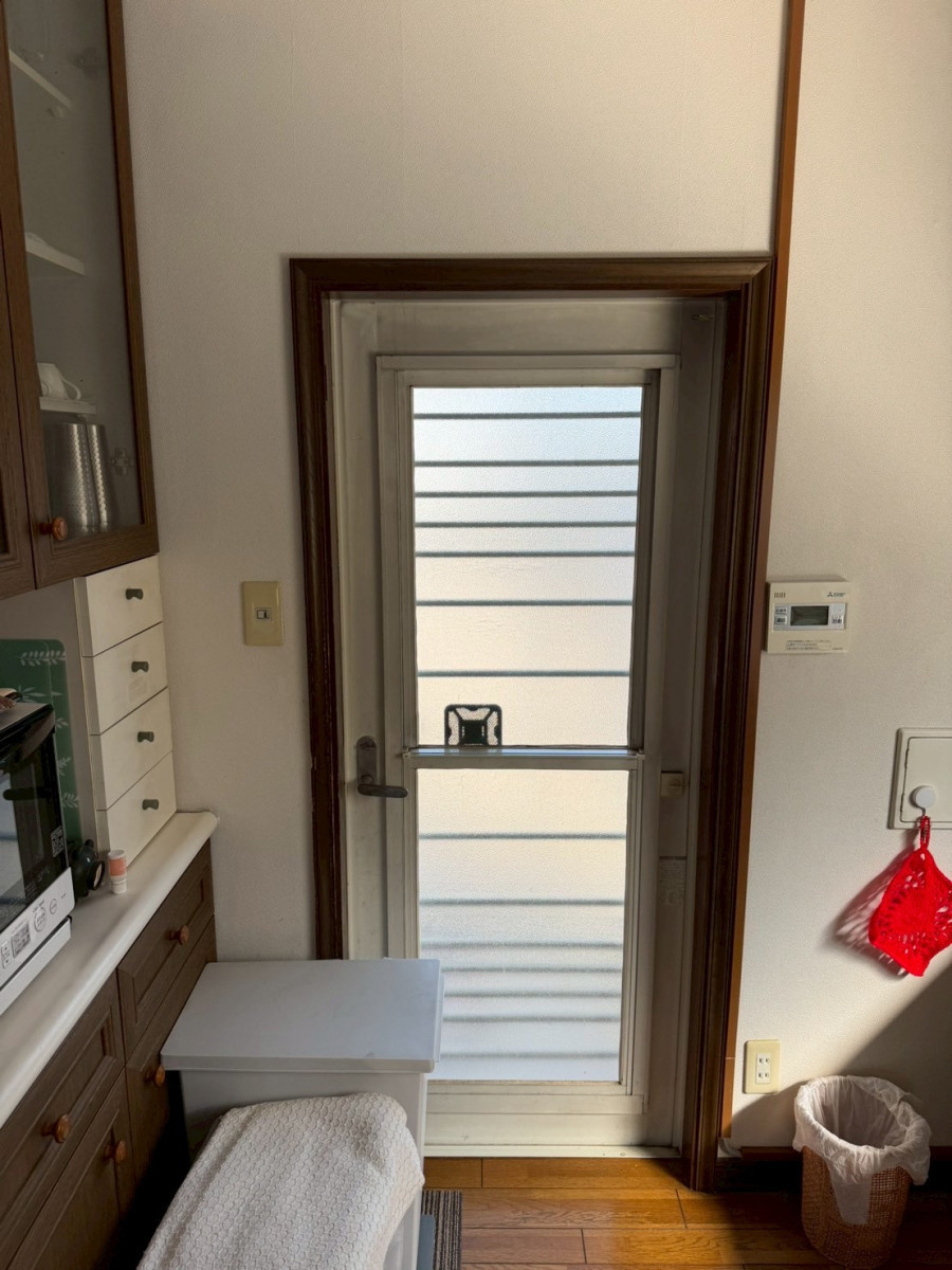 マルマン窓建工房の勝手口に内窓施工😊の施工前の写真2