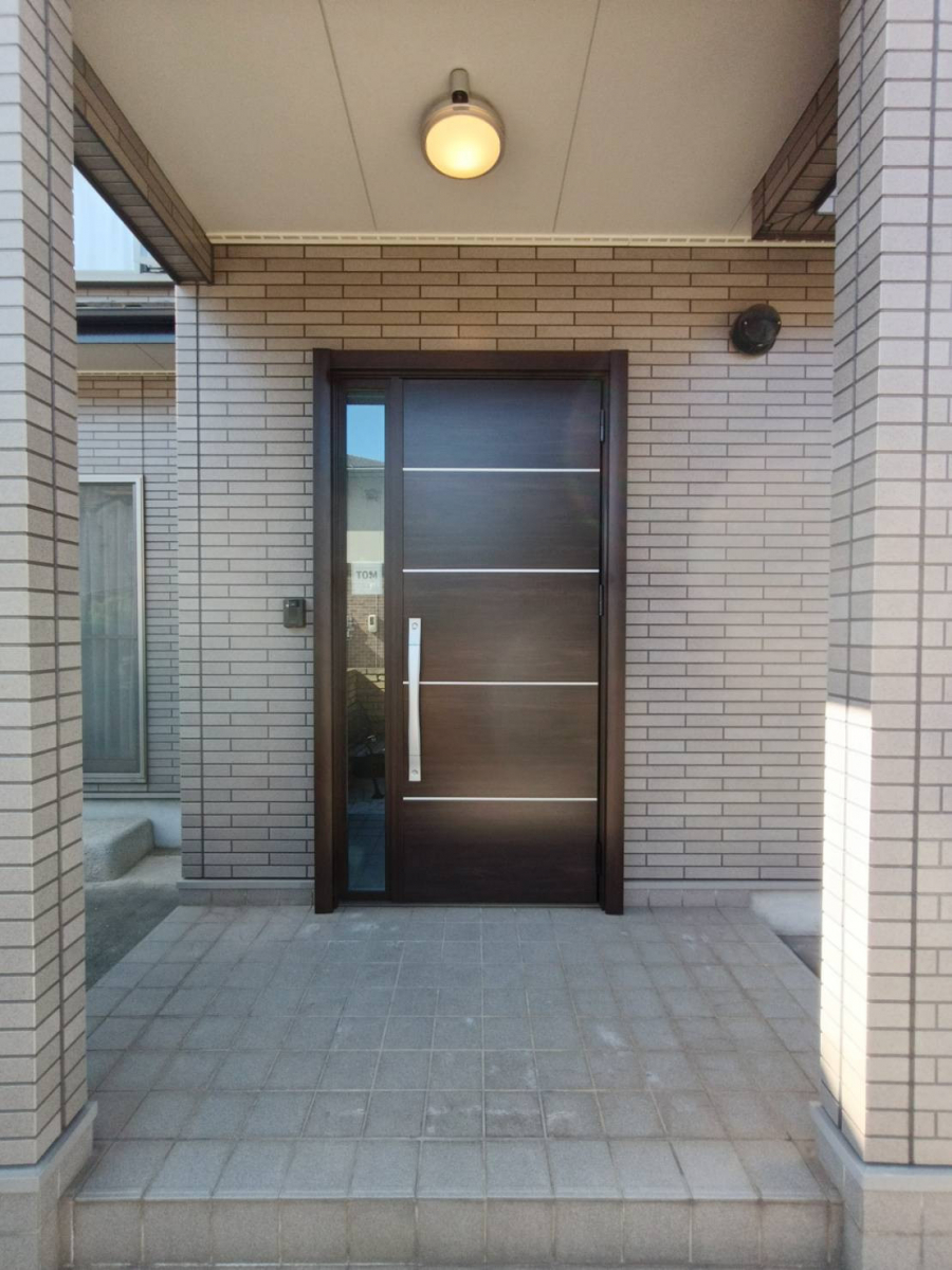 原木工所のK様邸の古くなった玄関改修工事を行いました。の施工後の写真1