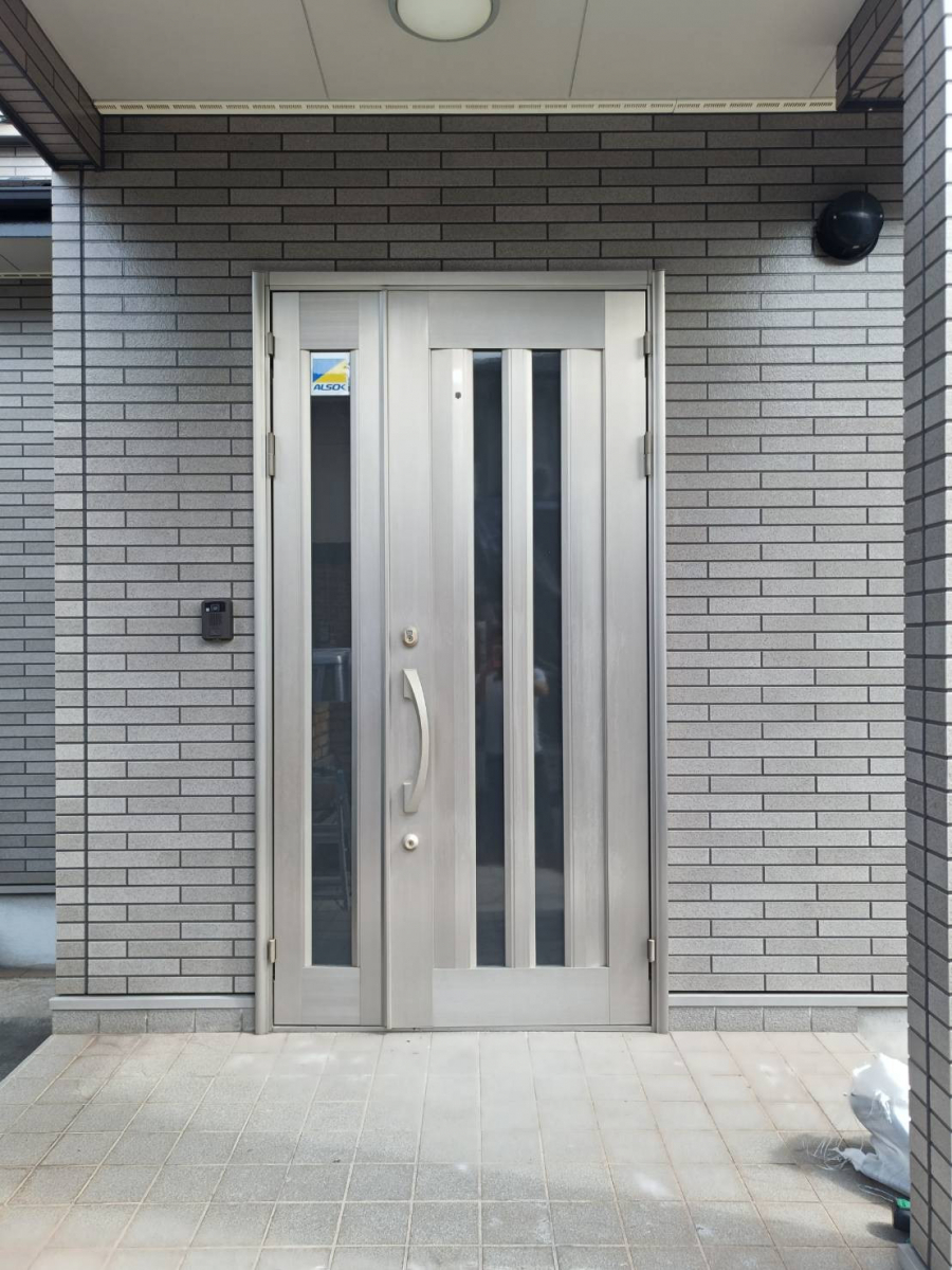 原木工所のK様邸の古くなった玄関改修工事を行いました。の施工前の写真1