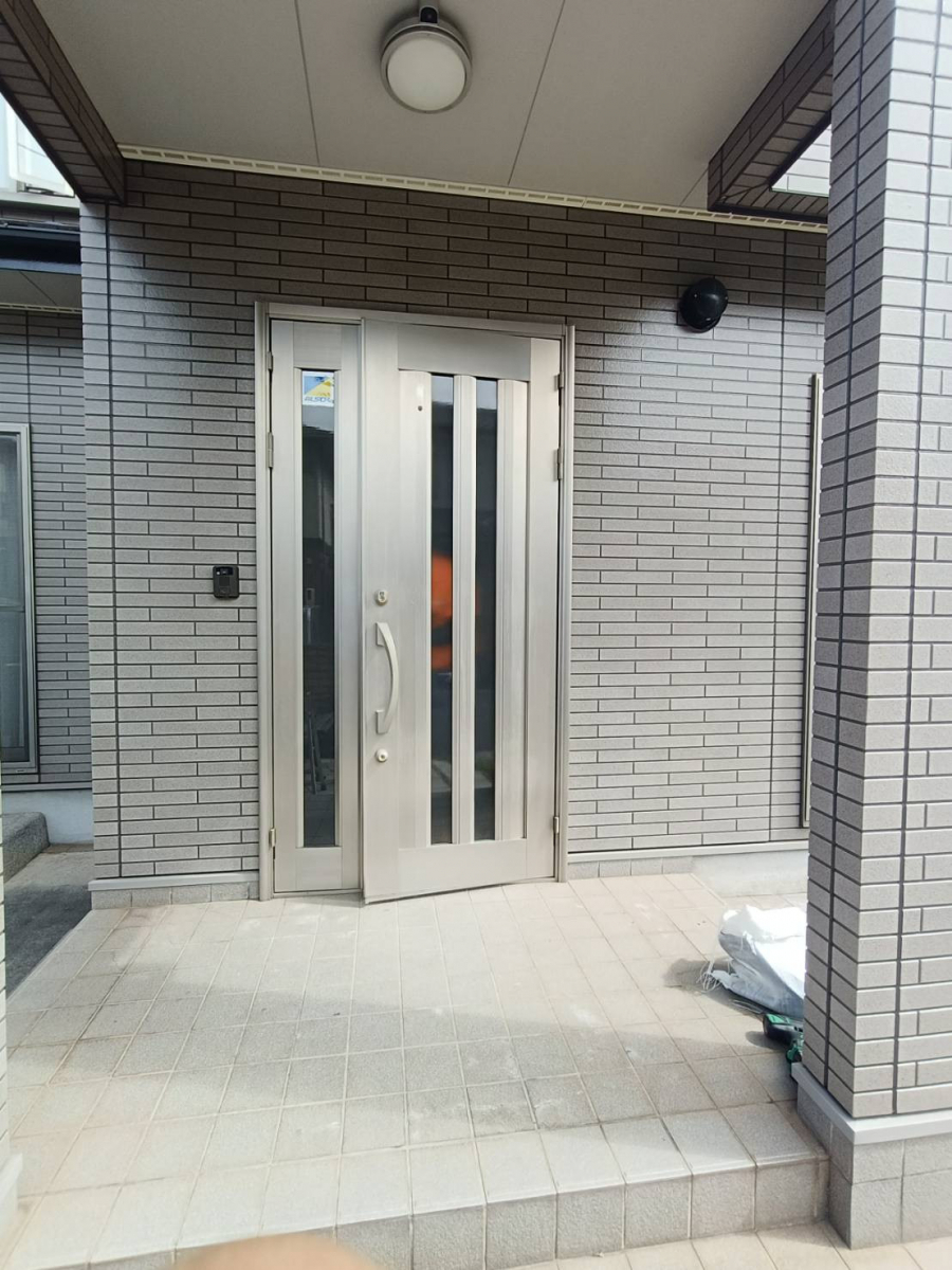 原木工所のK様邸の古くなった玄関改修工事を行いました。の施工前の写真2