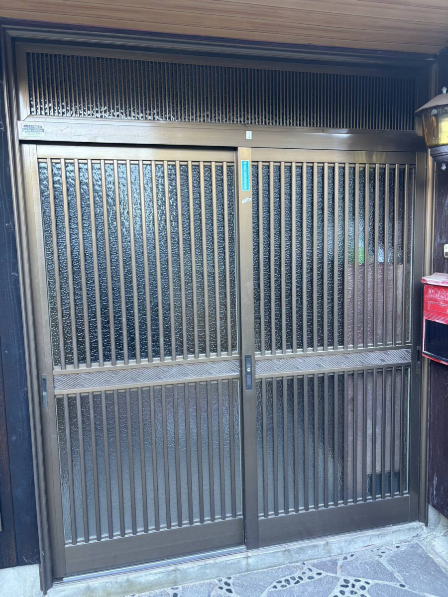 原木工所のO様邸玄関引き戸改修工事の施工前の写真1