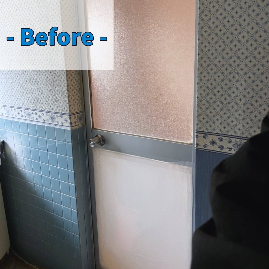 光陽トーヨー住器の古くなった浴室ドアを折戸に交換！の施工前の写真1