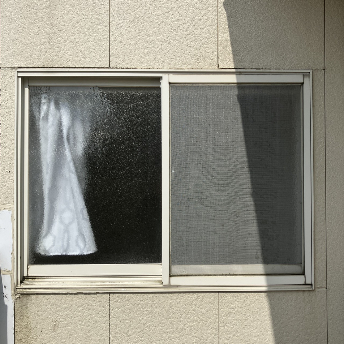 光陽トーヨー住器の🏠 目隠しルーバー｜外からの視線をカットして快適な住まいへの施工前の写真1