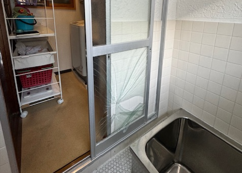 浴室の出入口引き戸！　　ガラス割れ替え修理です 新光堂のブログ 写真1