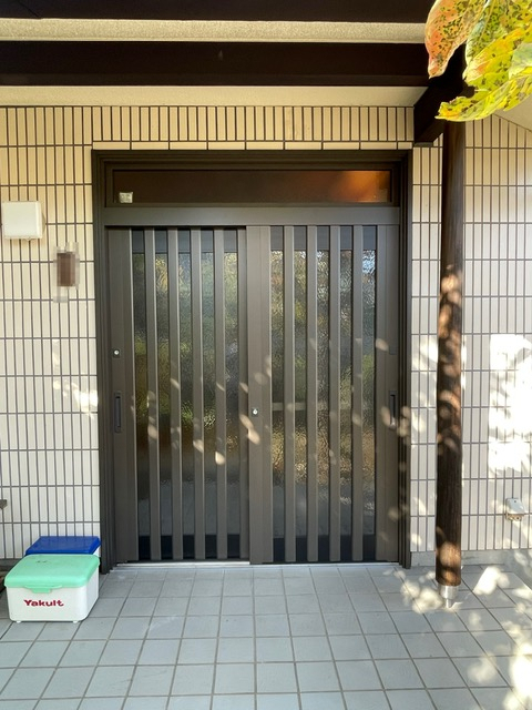 新光堂の捲れてしまった樹脂シート貼り玄関引戸の取替え｜新光堂｜桑名市｜施工事例｜の施工後の写真2