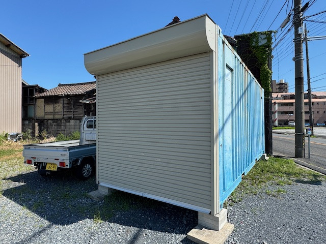 新光堂のコンテナハウスの使い勝手向上!扉をシャッターに交換工事の施工後の写真1