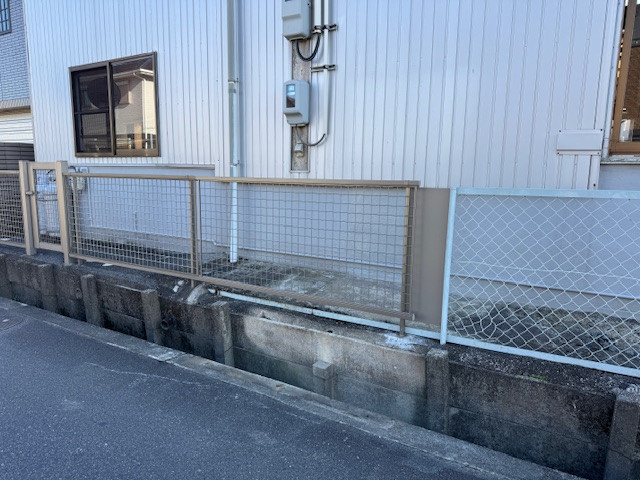 新光堂の自販機撤去で空いた開口部を金網フェンスでしっかり復旧の施工後の写真1