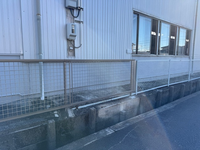 新光堂の自販機撤去で空いた開口部を金網フェンスでしっかり復旧の施工後の写真2