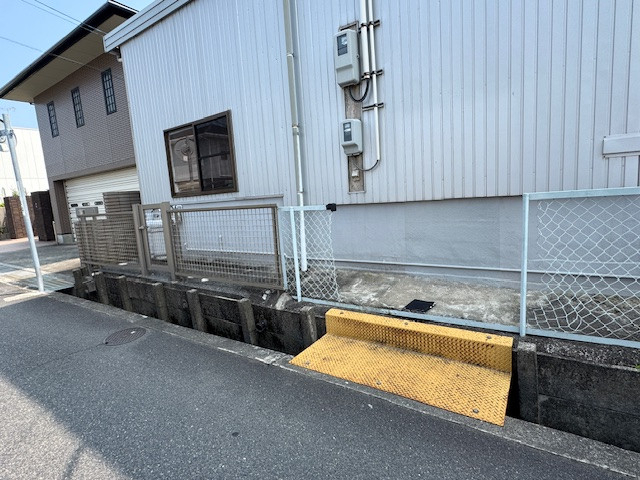 新光堂の自販機撤去で空いた開口部を金網フェンスでしっかり復旧の施工前の写真1