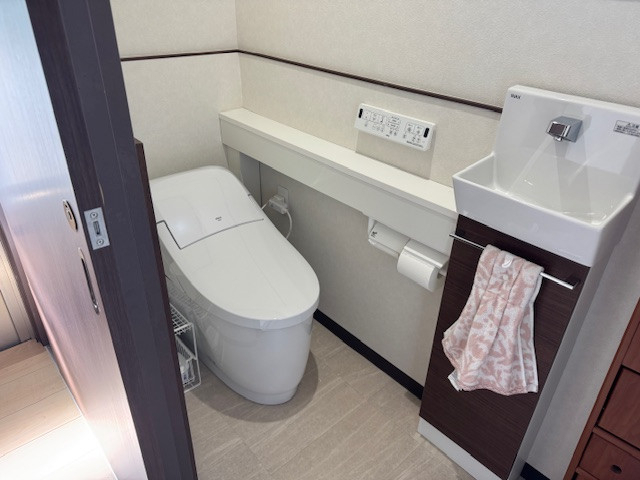 新光堂のカウンター付き自動水栓でトイレ空間をリニューアル。節水＆省エネトイレで快適リフォームの施工後の写真1