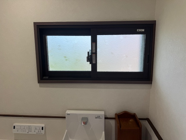 新光堂のカウンター付き自動水栓でトイレ空間をリニューアル。節水＆省エネトイレで快適リフォームの施工後の写真2