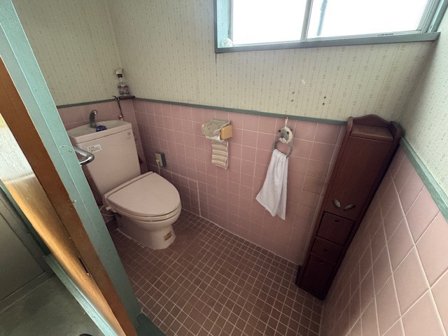 新光堂のカウンター付き自動水栓でトイレ空間をリニューアル。節水＆省エネトイレで快適リフォームの施工前の写真1