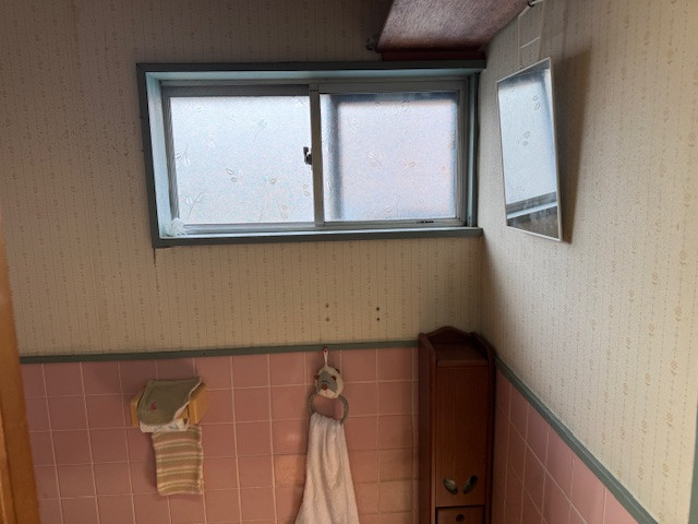 新光堂のカウンター付き自動水栓でトイレ空間をリニューアル。節水＆省エネトイレで快適リフォームの施工前の写真3