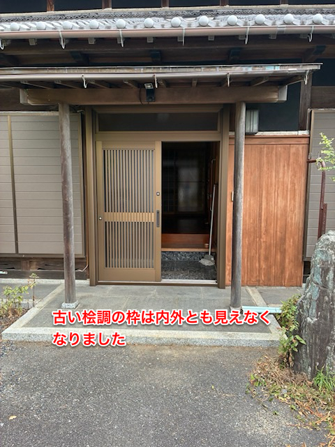 新光堂の【LIXILリシェント玄関引き戸】檜町で塩ビシート劣化の玄関をアルミ色に交換リフォームの施工後の写真1