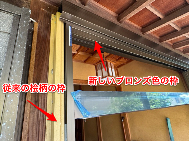 新光堂の【LIXILリシェント玄関引き戸】檜町で塩ビシート劣化の玄関をアルミ色に交換リフォームの施工前の写真2