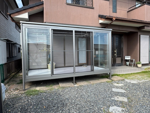 新光堂の花粉や雨風を防ぎ快適に洗濯できるリクシルサニージュ物干しサンルーム工事の施工後の写真1