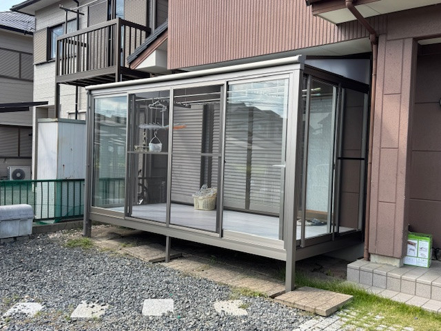 新光堂の花粉や雨風を防ぎ快適に洗濯できるリクシルサニージュ物干しサンルーム工事の施工後の写真2
