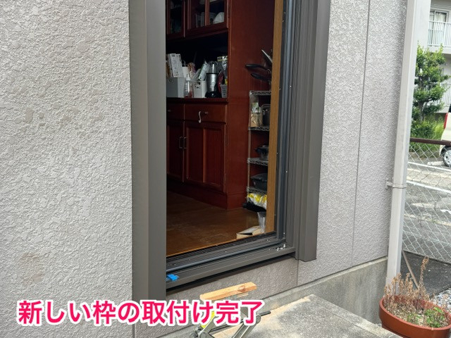 新光堂のすきま風対策!リクシルリシェント勝手口ドア交換で防犯性と断熱性能が格段に向上の施工前の写真3