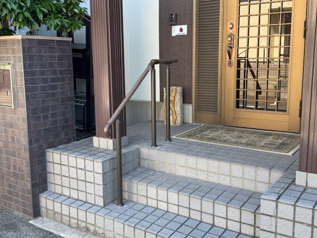 新光堂の暮らしの安全を先取りするバリアフリー工事 ― 玄関階段に手すり設置の施工後の写真2