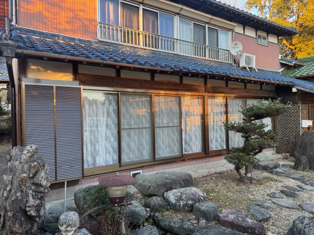 新光堂の南側縁側の連窓アルミ建具を撤去し、LIXIL内付RSⅡサッシと後付け雨戸一筋を設置する改修工事の施工後の写真1