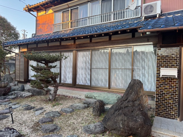 新光堂の南側縁側の連窓アルミ建具を撤去し、LIXIL内付RSⅡサッシと後付け雨戸一筋を設置する改修工事の施工後の写真2