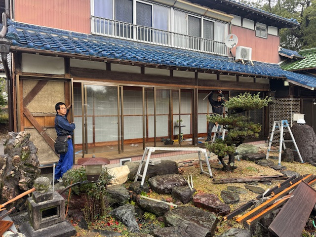 新光堂の南側縁側の連窓アルミ建具を撤去し、LIXIL内付RSⅡサッシと後付け雨戸一筋を設置する改修工事の施工前の写真2